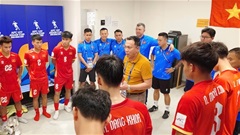 Chủ tịch VFF Trần Quốc Tuấn động viên U17 Việt Nam sau trận thua Hàn Quốc